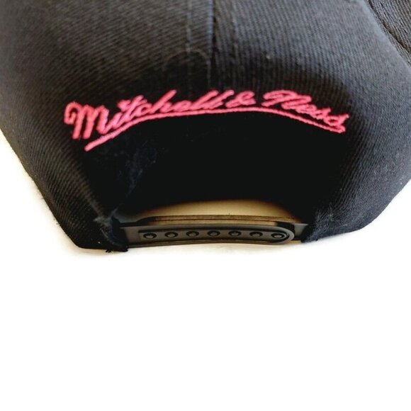 Mitchell & Ness Mens Miami Heat Snapback Hat Cap Adjustable Spray Paint Black - Picture 4 of 7